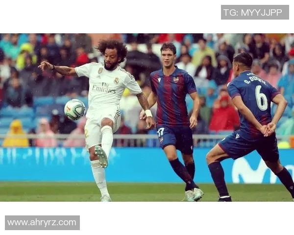 足球明星街拍风格大揭秘时尚与运动的完美结合让你领略球场外的魅力