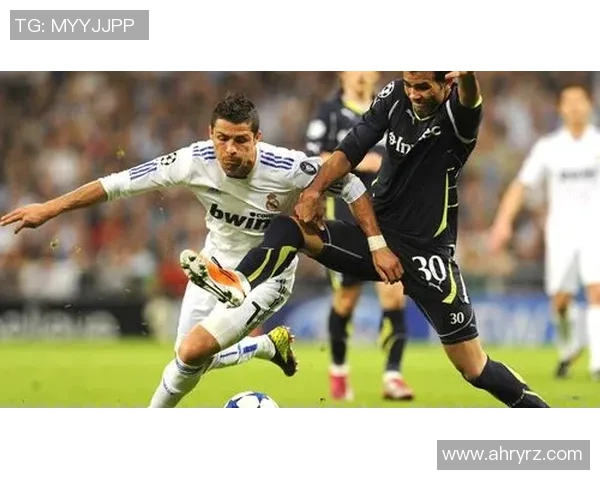 足球明星西装合照展现魅力风采与团队精神的精彩瞬间